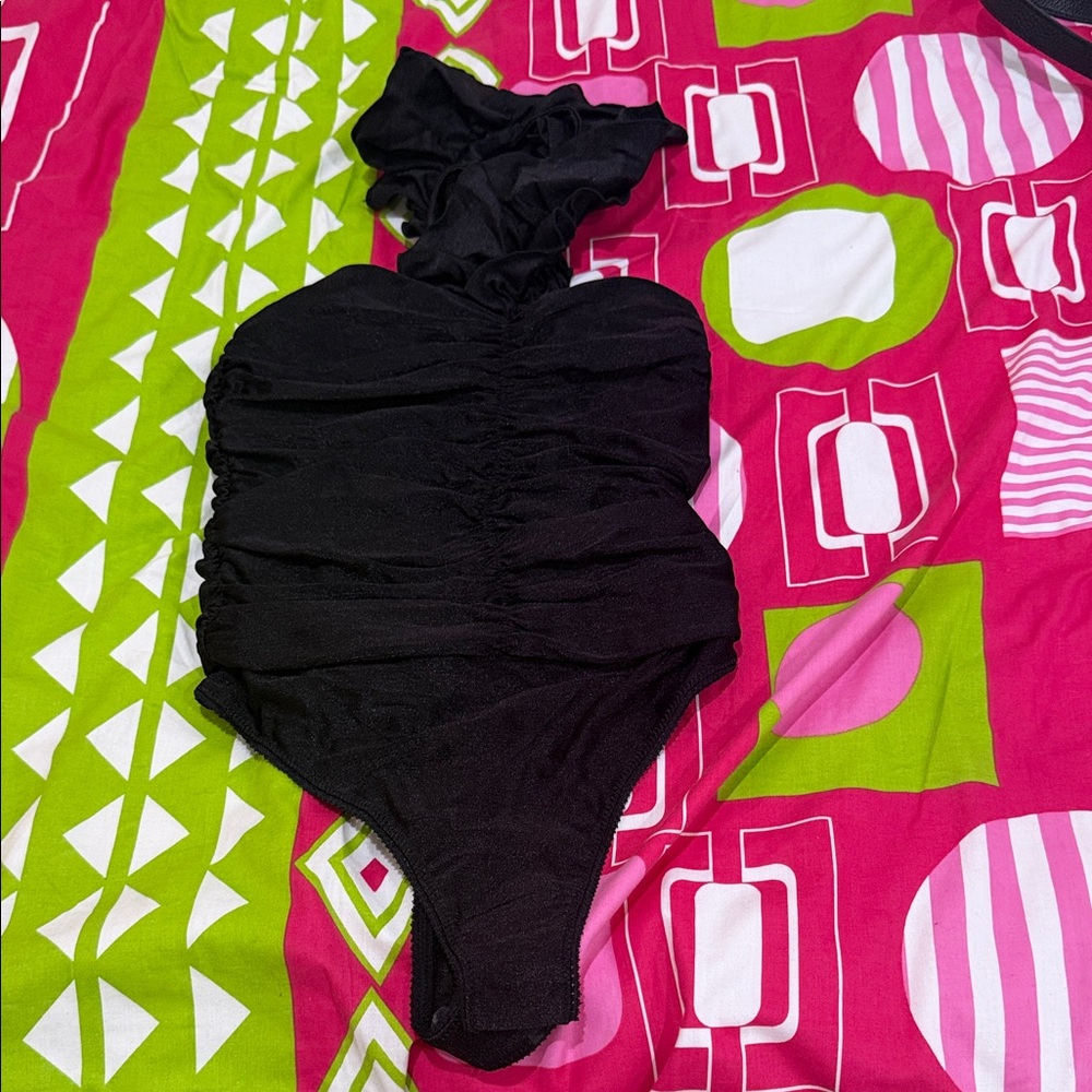 Elegant Black Ruched Bodysuit - Picture 3 of 6